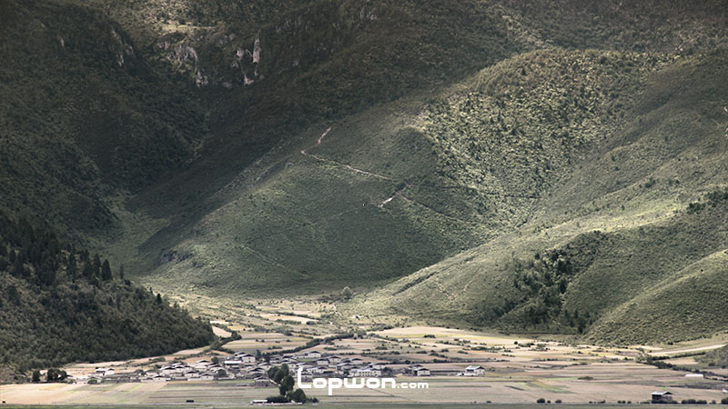 俯瞰香格里拉西郊的藏族村庄