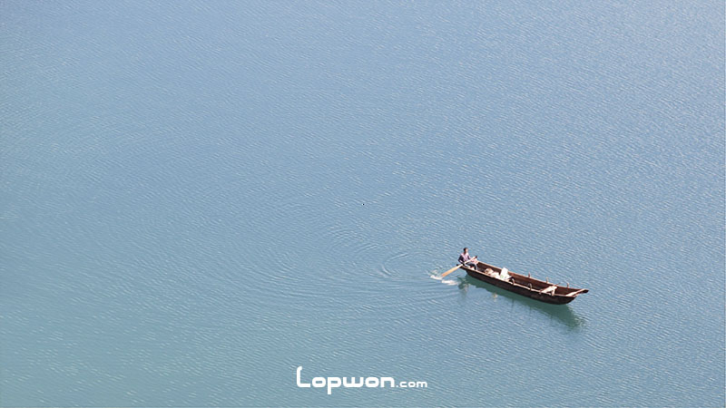 泸沽湖：一面湖水，一叶小舟