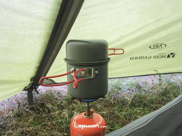 又下雨了，就在帐篷里煮吃的吧