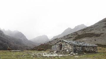 四川亚丁，嘎洛牧场上的石屋