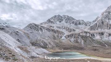 入秋时节，在亚丁转仙乃日雪山