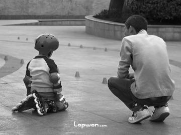 昆明官渡森林公园的轮滑小子