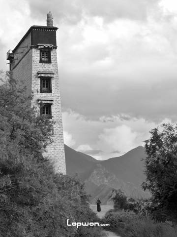 色拉寺晒佛塔下的觉姆