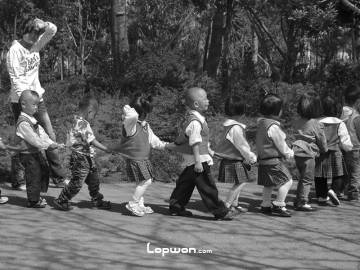 孩子们，你们要，乖乖的！