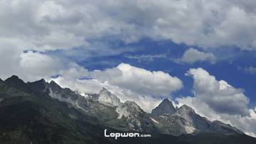 与其走近山，倒不如远远望山