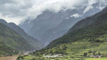 虎跳峡:哈巴和玉龙挤出的峡谷