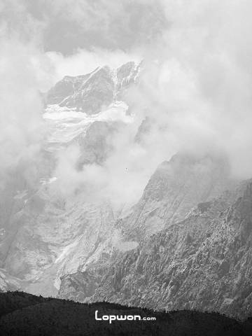 丽江玉龙雪山脚下有一座大金矿