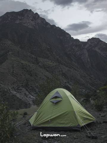 在云南四川交界的三江口搭帐篷