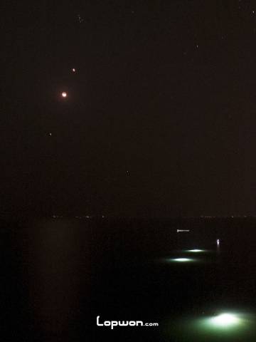 渔民在抚仙湖用水中灯诱捕银鱼