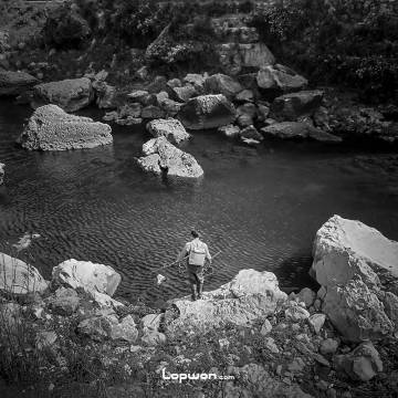 大叔在徒有虚名的螳螂川边电鱼