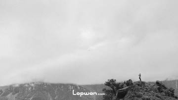 站在亚丁卡斯地狱谷的悬崖边上