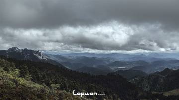 站在达克谷多垭口回望泸沽湖