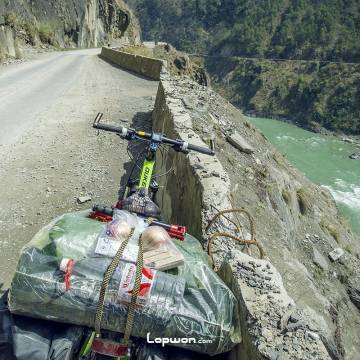 落石路段，观察通过