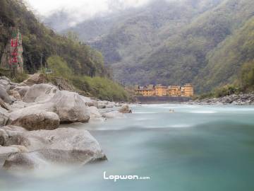 独龙江畔的独龙江乡