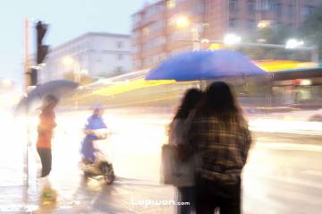 落雨大，水浸街