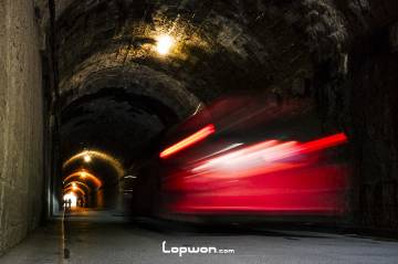 城中随处可见山体隧道。
