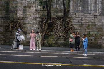 中山四路上留影的人们。