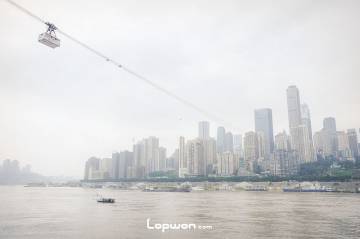 长江索道横跨南北两岸。