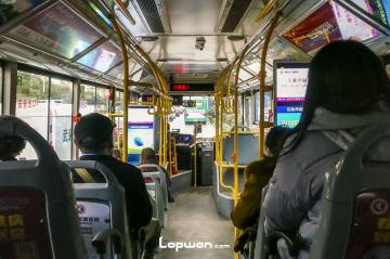 有声：上车的乘客请刷卡