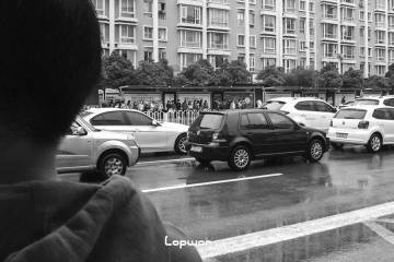 2021年06月07日，云南省昆明市，等待公交车的人们。by Lopwon