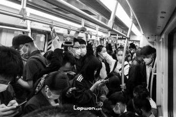 2021年04月14日，云南省昆明市，地铁里面的人们。by Lopwon