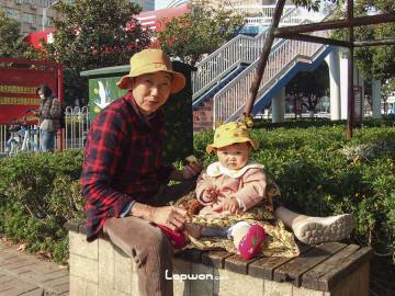 2021年03月05日，云南省昆明市，正在休息吃食的人们。by Lopwon