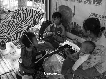 2021年06月16日，云南省昆明市，正在休息吃食的人们。by Lopwon