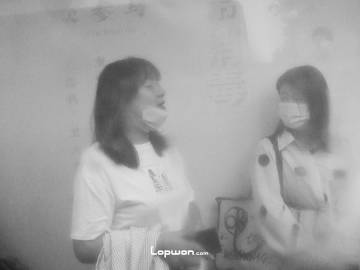 2021年06月23日，云南省昆明市，雨天车窗外的女士们。by Lopwon