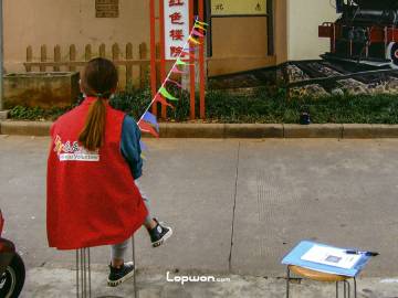 2021年06月30日，云南省昆明市，正在检查和宣导注射第二剂新冠疫苗的人。by Lopwon