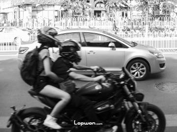 2021年06月21日，云南省昆明市，呼啸而过的机车男女。by Lopwon