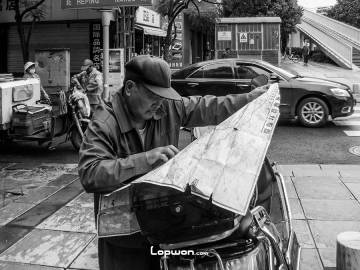 2020年07月21日，云南省昆明市，正在查看地图的摩的师傅。by Lopwon