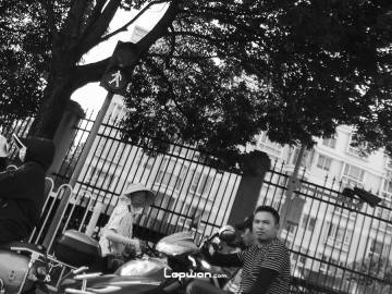 2021年06月20日，云南省昆明市，等待绿灯的电动车们。by Lopwon