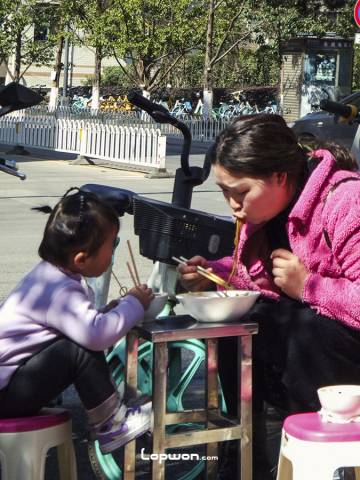 2021年02月03日,云南省昆明市,正在吃面的人们。by Lopwon