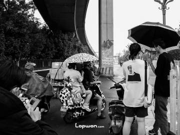 2020年05月16日，云南省昆明市，正在天桥下躲雨的人们。by Lopwon