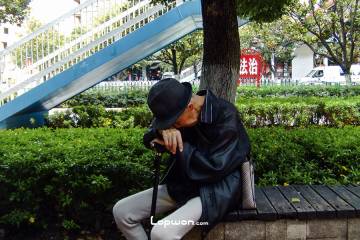 2021年06月29日，云南省昆明市，正在休息的大爷。by Lopwon