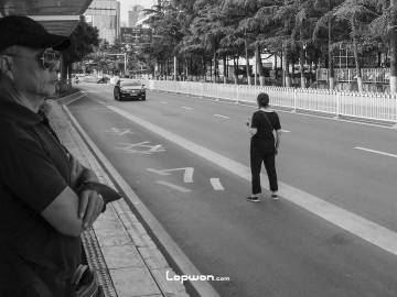 2021年06月24日，云南省昆明市，正在查看公交车来况的人。by Lopwon