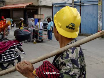 2021年07月15日，云南省昆明市，正在观望小吃摊的人。by Lopwon