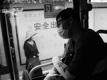 2021年07月15日，云南省昆明市，早上班的人们。by Lopwon