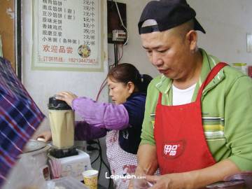 2021年07月06日，云南省昆明市，卖早餐的夫妻。by Lopwon