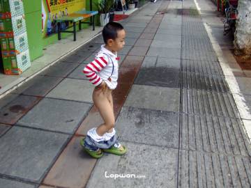 2021年07月02日，云南省昆明市，正在找地儿撒尿的小孩。by Lopwon