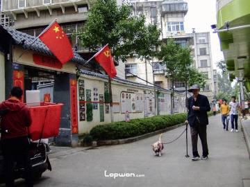 2021年07月31日，云南省昆明市，巷子里的人们。by Lopwon