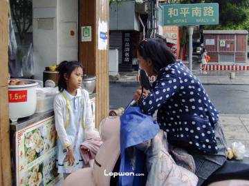 2021年07月22日,云南省昆明市,被家长要求计算找钱金额的小孩。by Lopwon