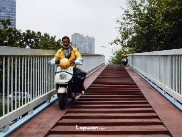 2021年7月30日，云南省昆明市，正在过天桥的外卖小哥们。by Lopwon