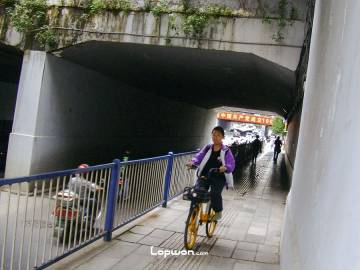 2021年07月08日，云南省昆明市，天桥下的人们。by Lopwon