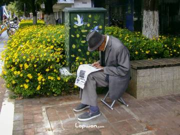 2021年07月05日，云南省昆明市，正在读报的大爷。by Lopwon