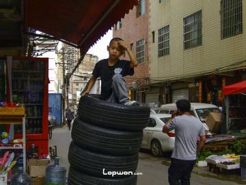 2021年07月15日，云南省昆明市，正在玩耍的小孩。by Lopwon