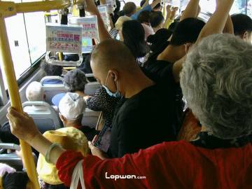 2021年07月15日，云南省昆明市，公交车上的人们。by Lopwon