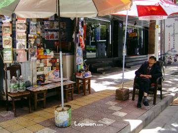 2021年07月07日，云南省昆明市，正在休息的报刊亭大爷。by Lopwon