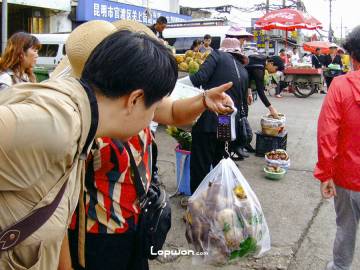 2021年07月08日，云南省昆明市，买卖野生菌的人们。by Lopwon
