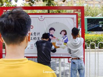 2021年08月27日，云南省昆明市，正在更换宣传画报的人们。by Lopwon